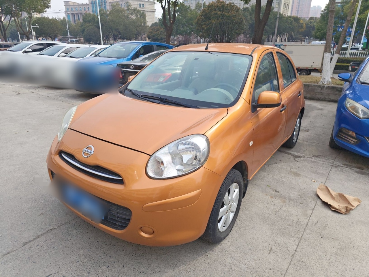 تحت مقدمة السيارة