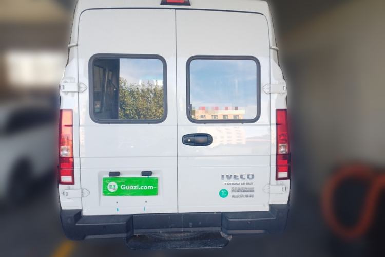 Used Iveco Daily 2023 2.5T A35M1 Short Wheelbase Mid-Roof Dual Tire Side-Sliding Doors 5-9 Seater