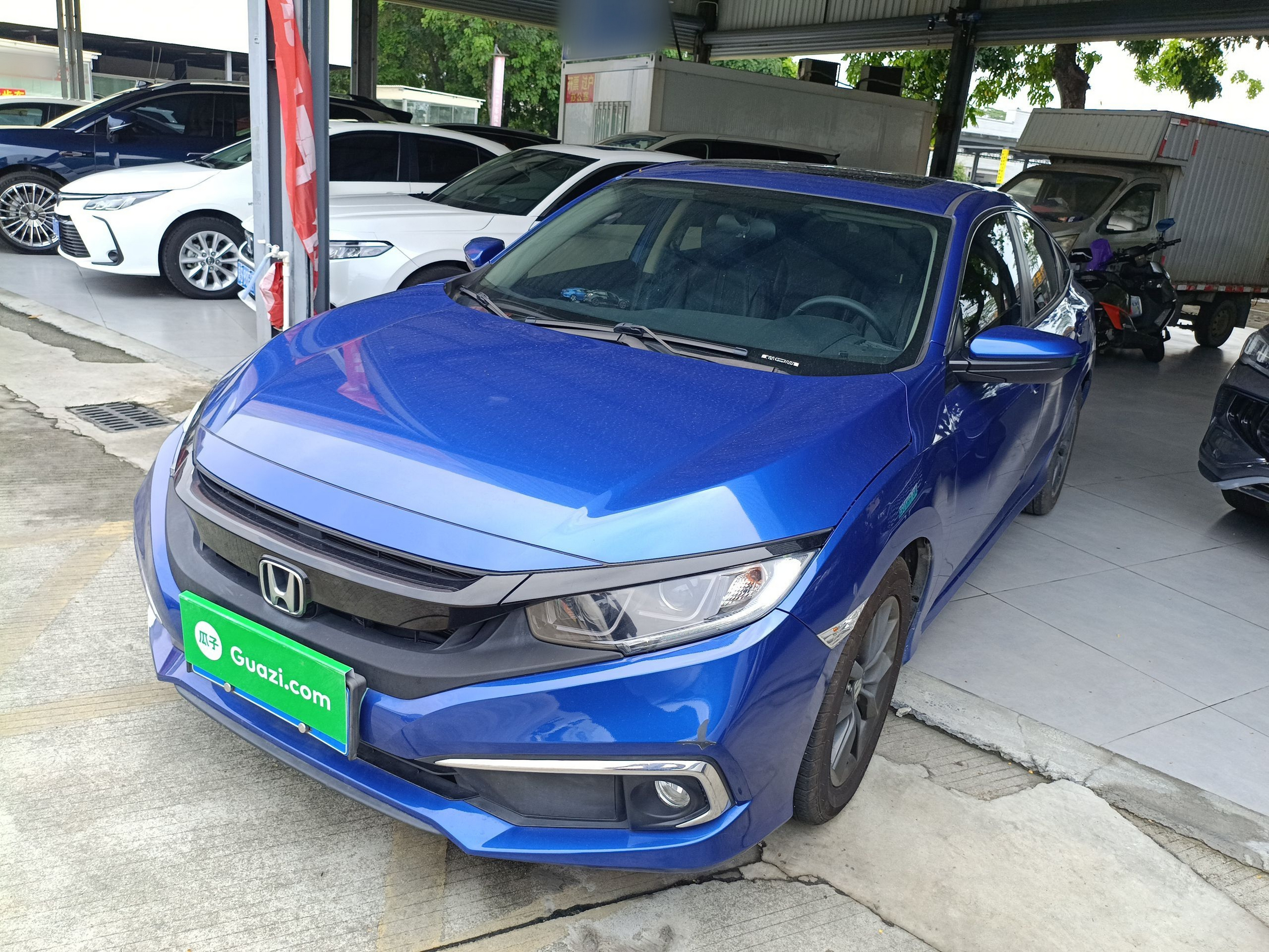 Под передней частью автомобиля