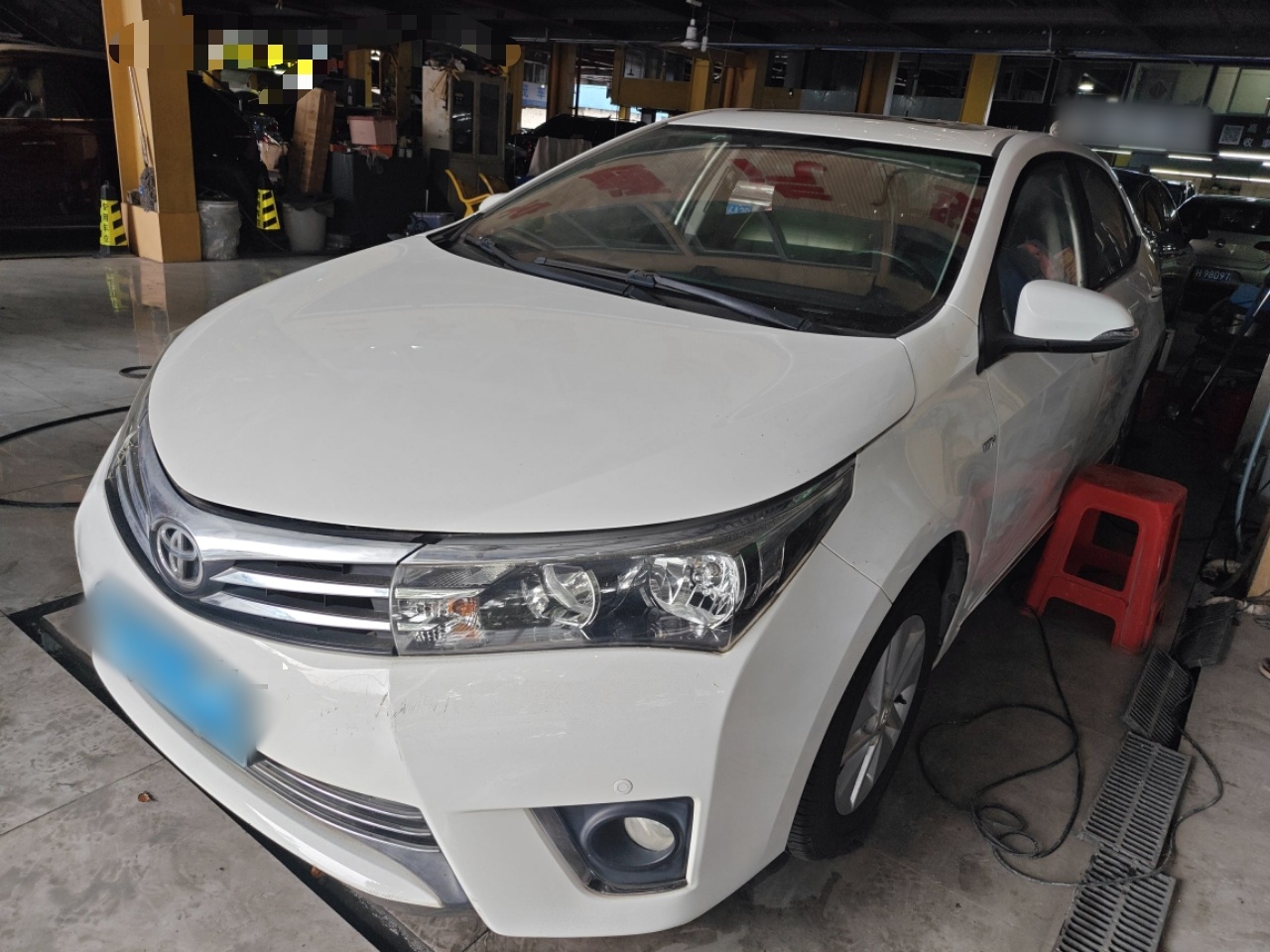 تحت مقدمة السيارة