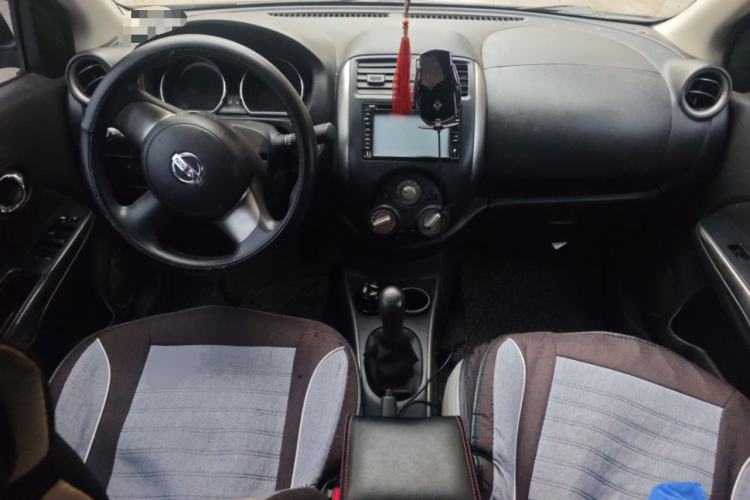 Used Nissan Sunny 2011 1.5XL Manual Deluxe Edition Center Console