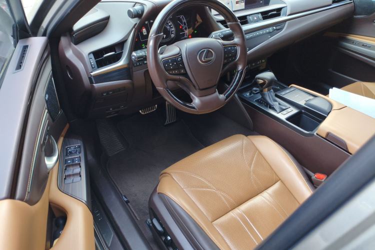 Used Lexus ES 2020 300h Executive Edition
