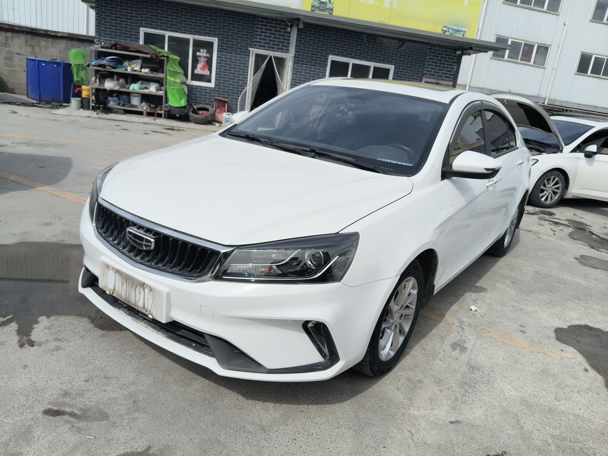 تحت مقدمة السيارة