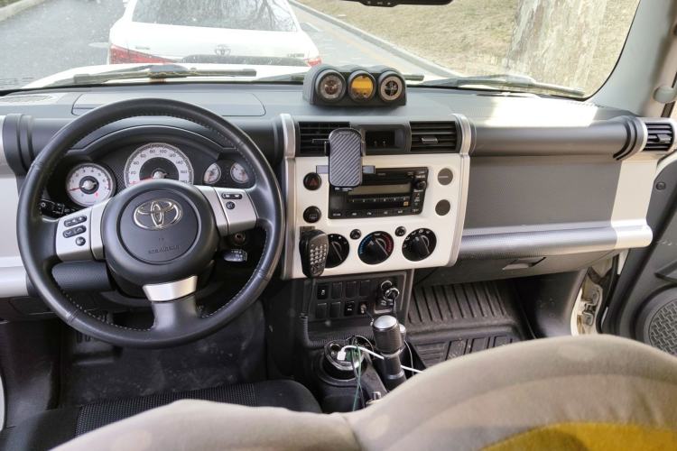 Used Toyota FJ Cruiser  Center Console