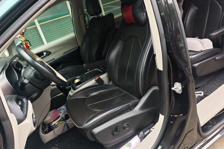 Used Chrysler Grand Voyager 2017 3.6L Premium Edition
