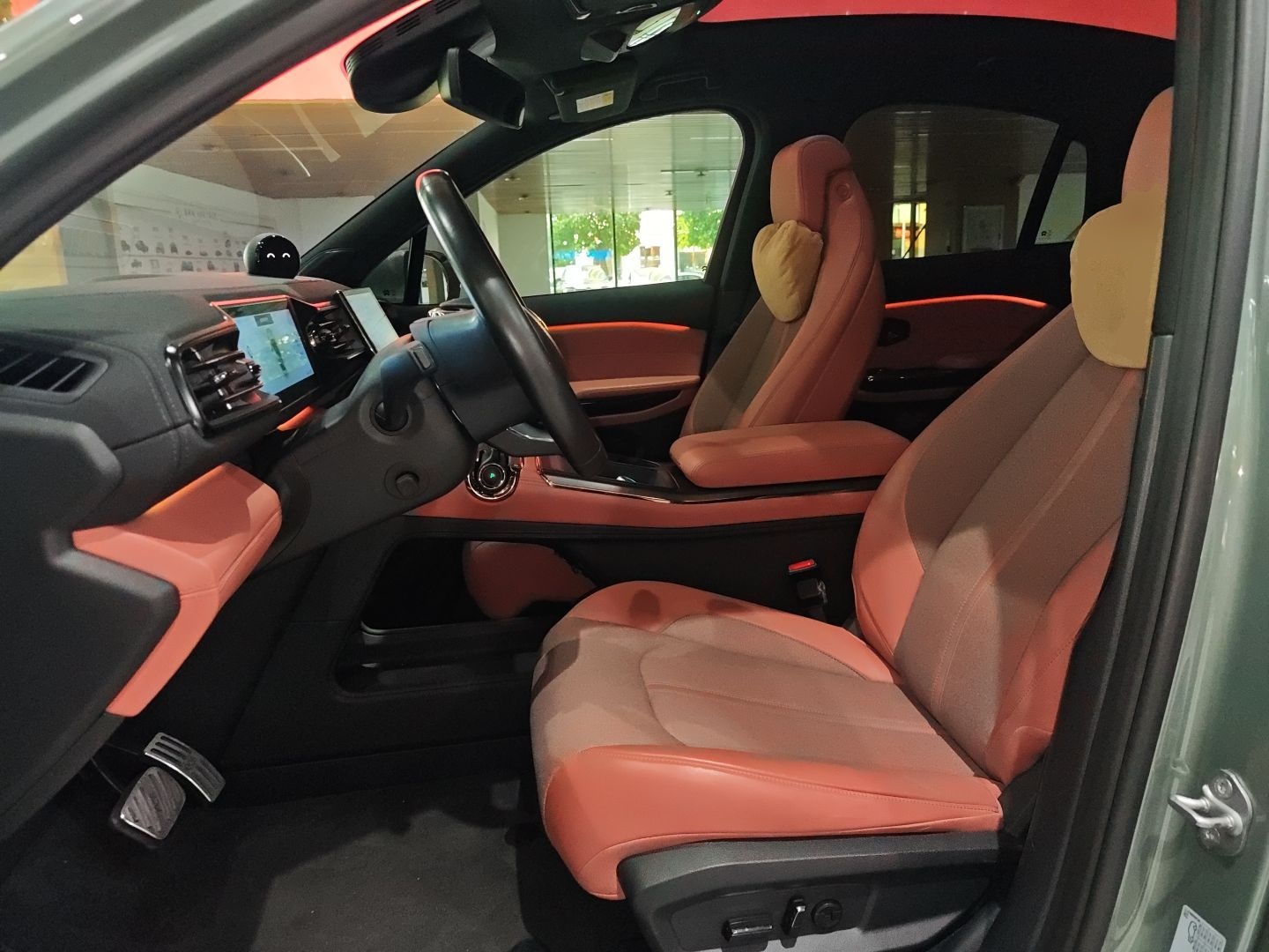 المقاعد الأمامية داخل السيارة