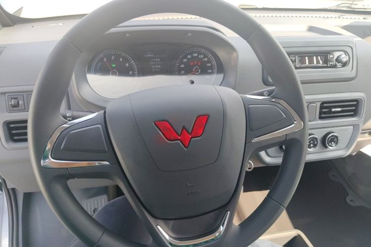 Used Wuling Yangguang 2024 300KM Comfort Version Passenger Van 75kW Steering Wheel