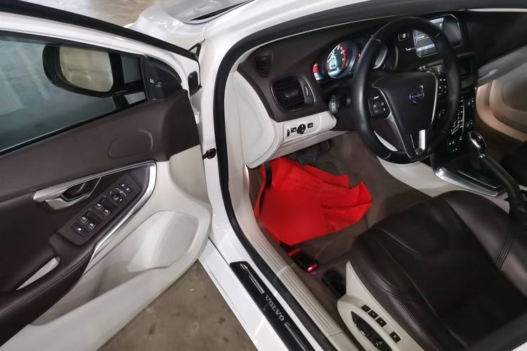 Used Volvo V40 2013 2.0T Zhiya Edition