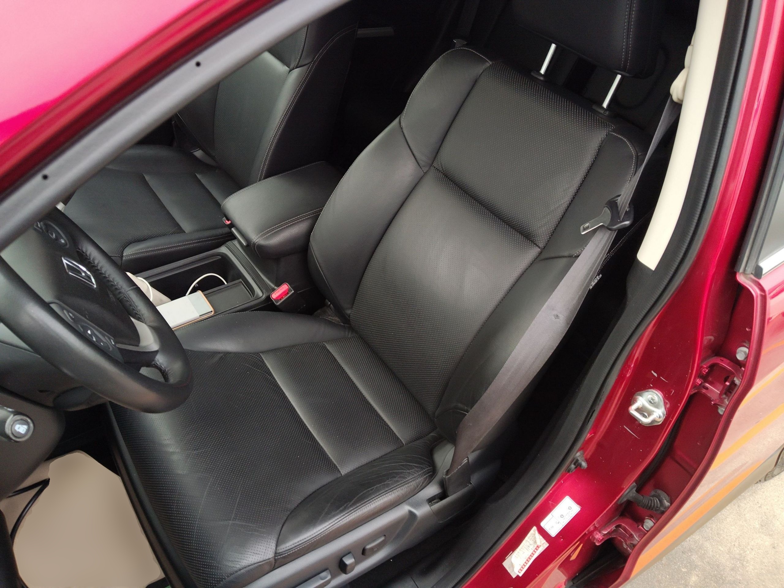 المقاعد الأمامية داخل السيارة