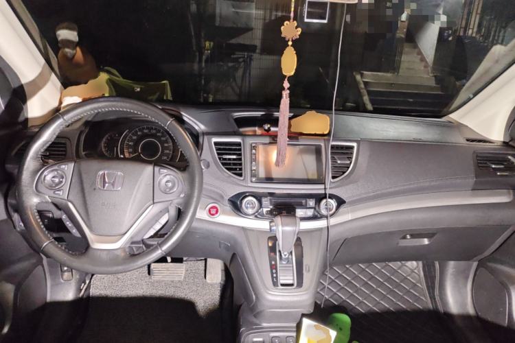 Used Honda CR-V 2015 2.4L two-wheel drive luxury version Center Console