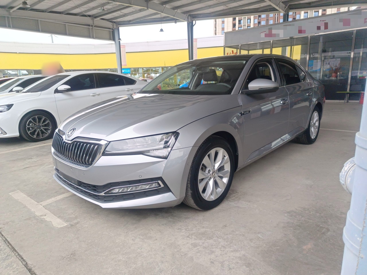 Под передней частью автомобиля