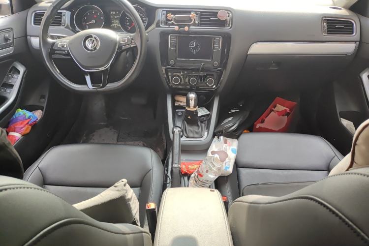 Used Volkswagen Sagitar 2018 1.6L Automatic Comfort Model Center Console