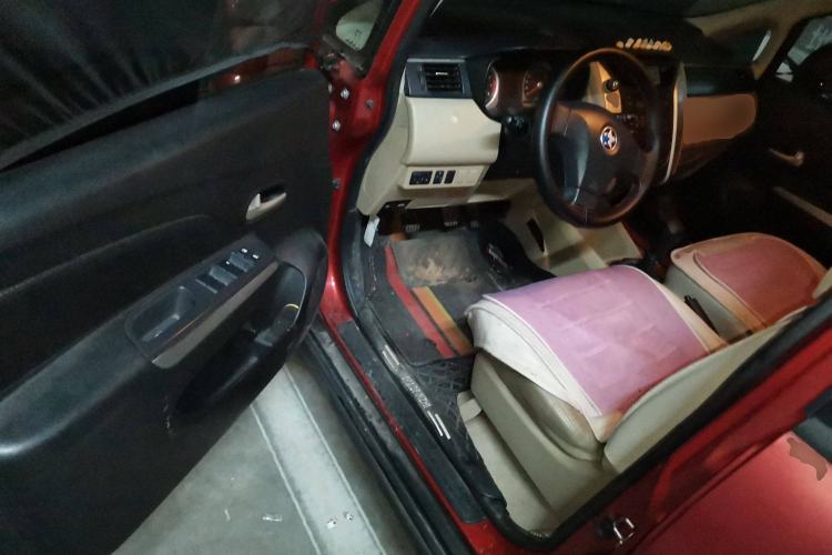 Used Venucia R50 2013 1.6L Manual Luxury Edition
