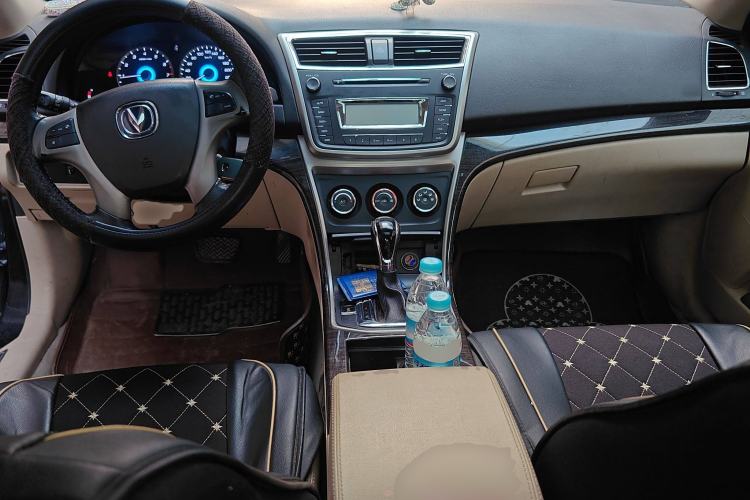 Used CHANGAN Raeton 2013 2.0L Automatic Luxury Version China IV Standard Center Console