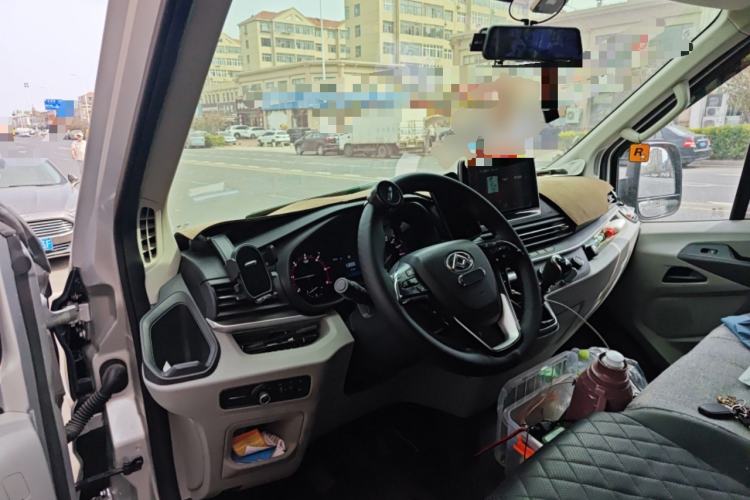 Used SAIC MAXUS Xintu V90 2021 2.0T Manual Zhiyun King Rear-Drive Single-Tire Extended-Wheelbase High-Roof 7-Seater Center Console