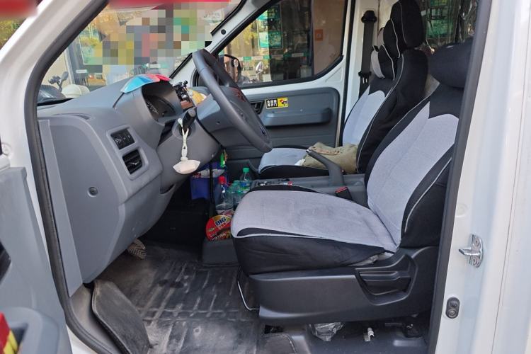 Used Wuling Yangguang 2024 300km Comfort-Grade Passenger Van 60kW
