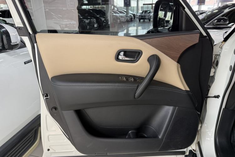 Used Nissan Patrol  Interior 14