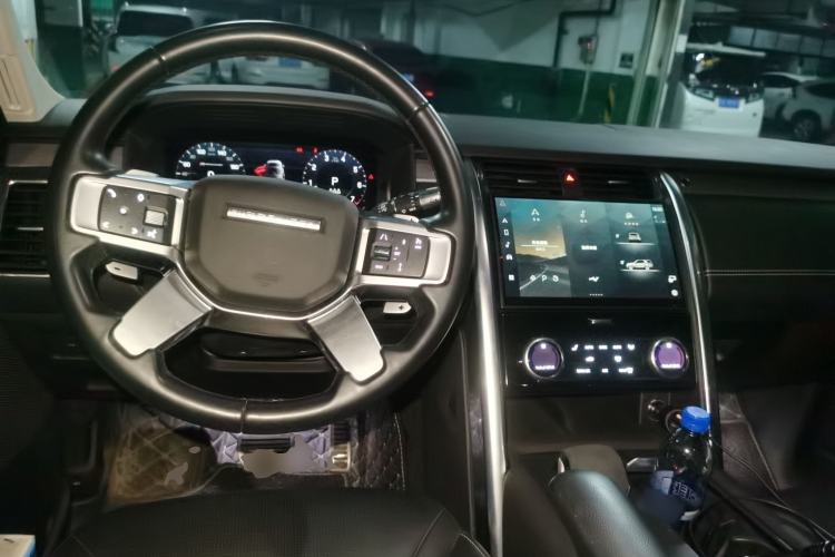 Used Land Rover Discovery 2021 360 PS R-Dynamic SE Center Console