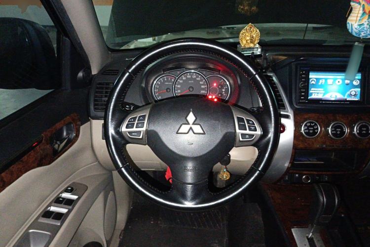 Used Mitsubishi Pajero Sport 2013 3.0L Automatic Two-Wheel Drive Luxury Edition Steering Wheel