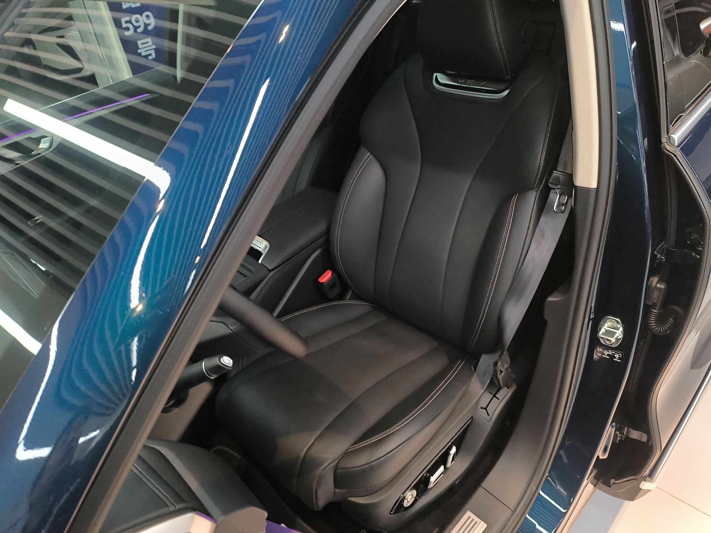 المقاعد الأمامية داخل السيارة