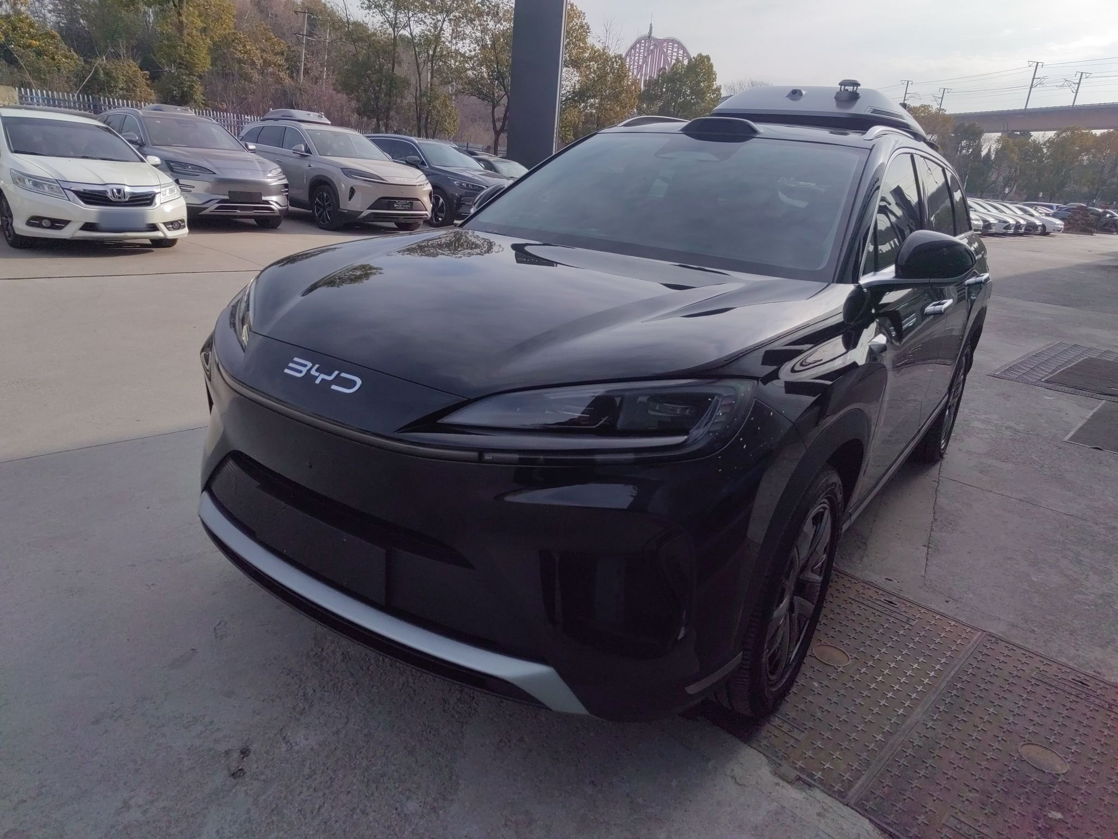 Под передней частью автомобиля