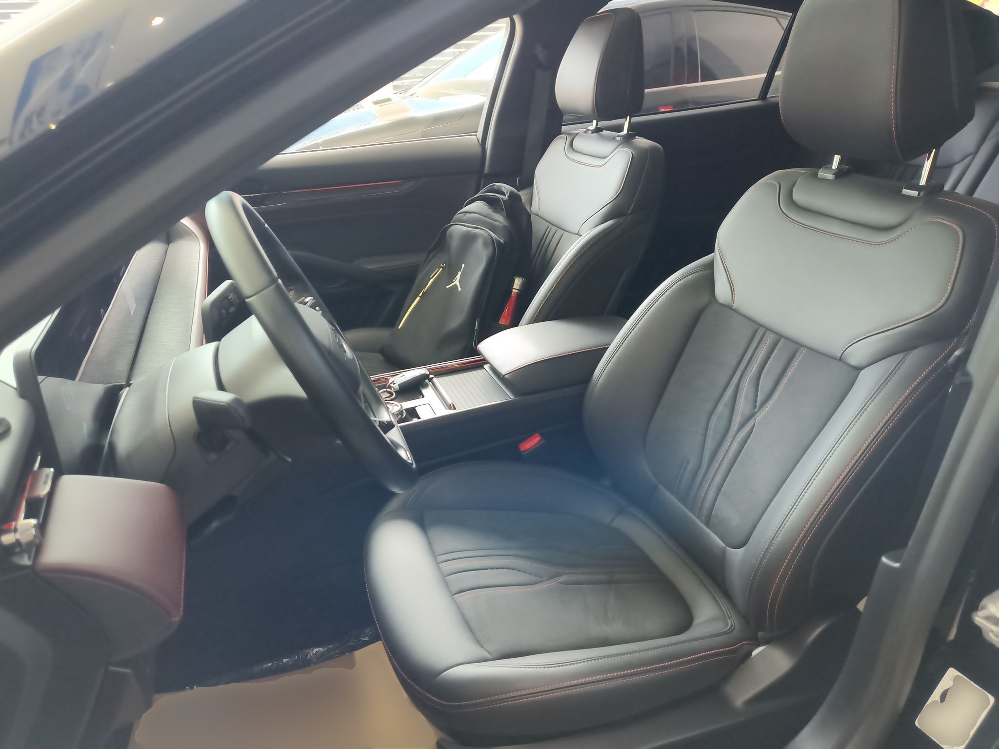 المقاعد الأمامية داخل السيارة