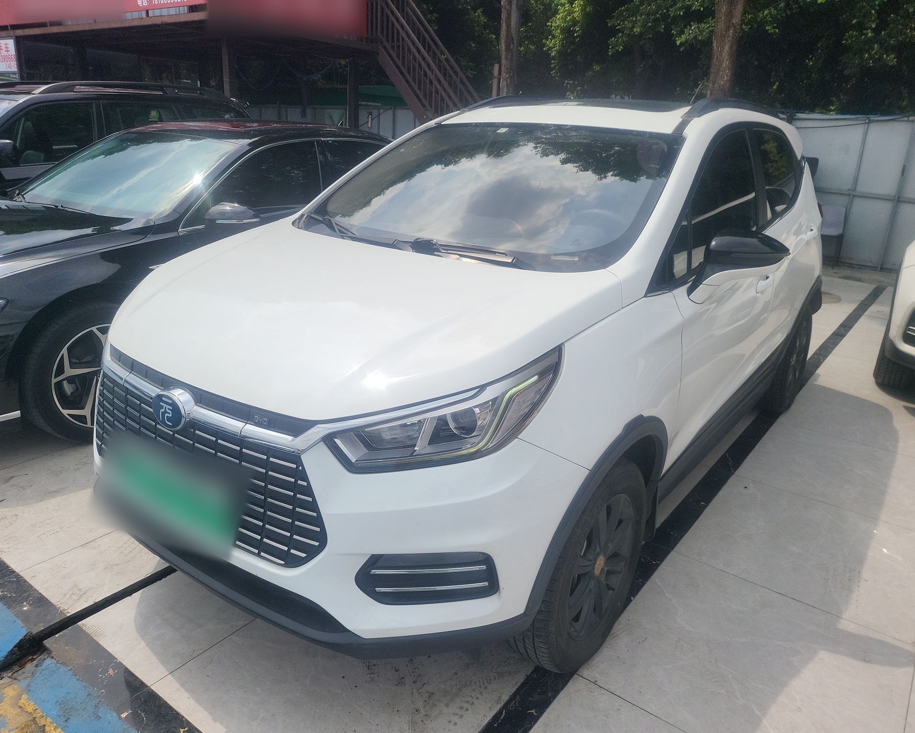 Под передней частью автомобиля