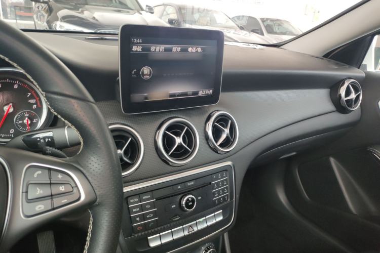 Used Mercedes-Benz GLA 2017 GLA 200 Sport Edition Center Console