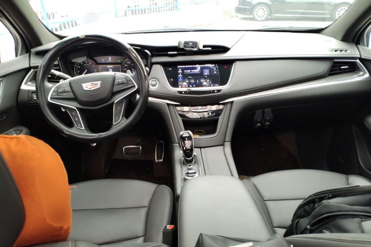 Used Cadillac XT5 2022 2.0T Four-Wheel Drive Luxury Version (Hummingbird Edition) Center Console