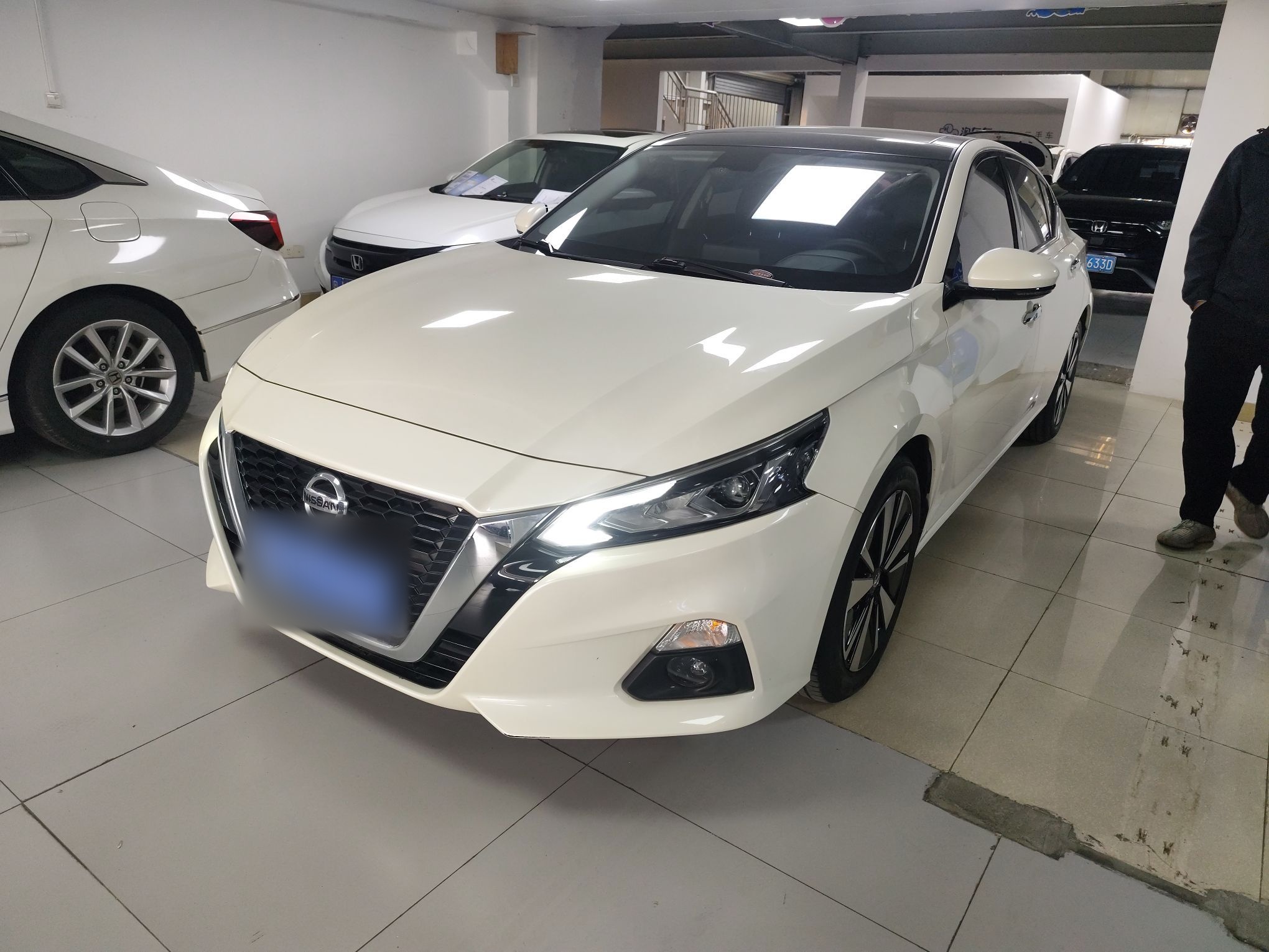 تحت مقدمة السيارة