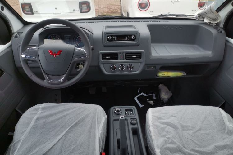 Used Wuling Yangguang 2024 300km Comfort-Grade Passenger Van 60kW Interior 2