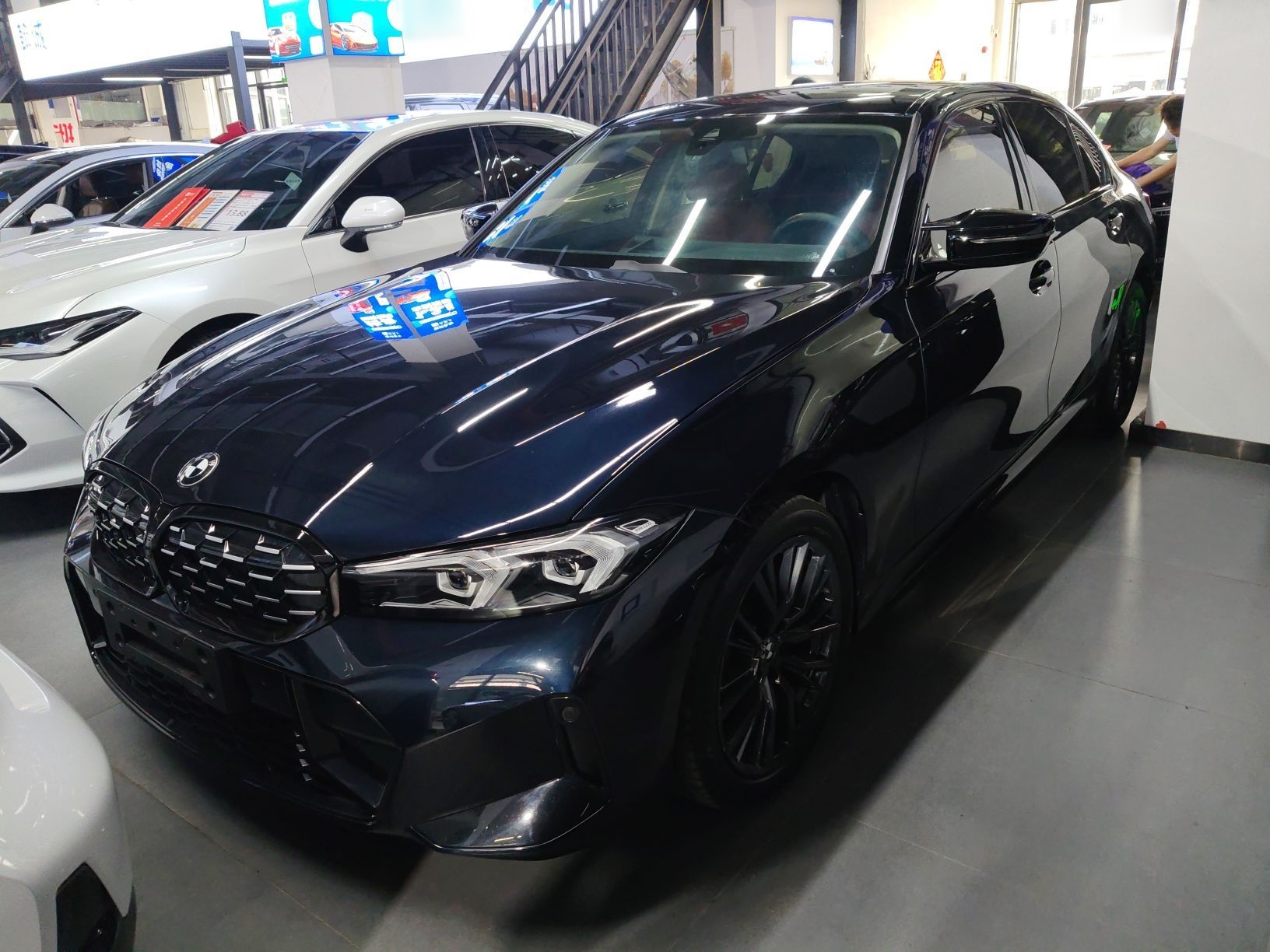 تحت مقدمة السيارة