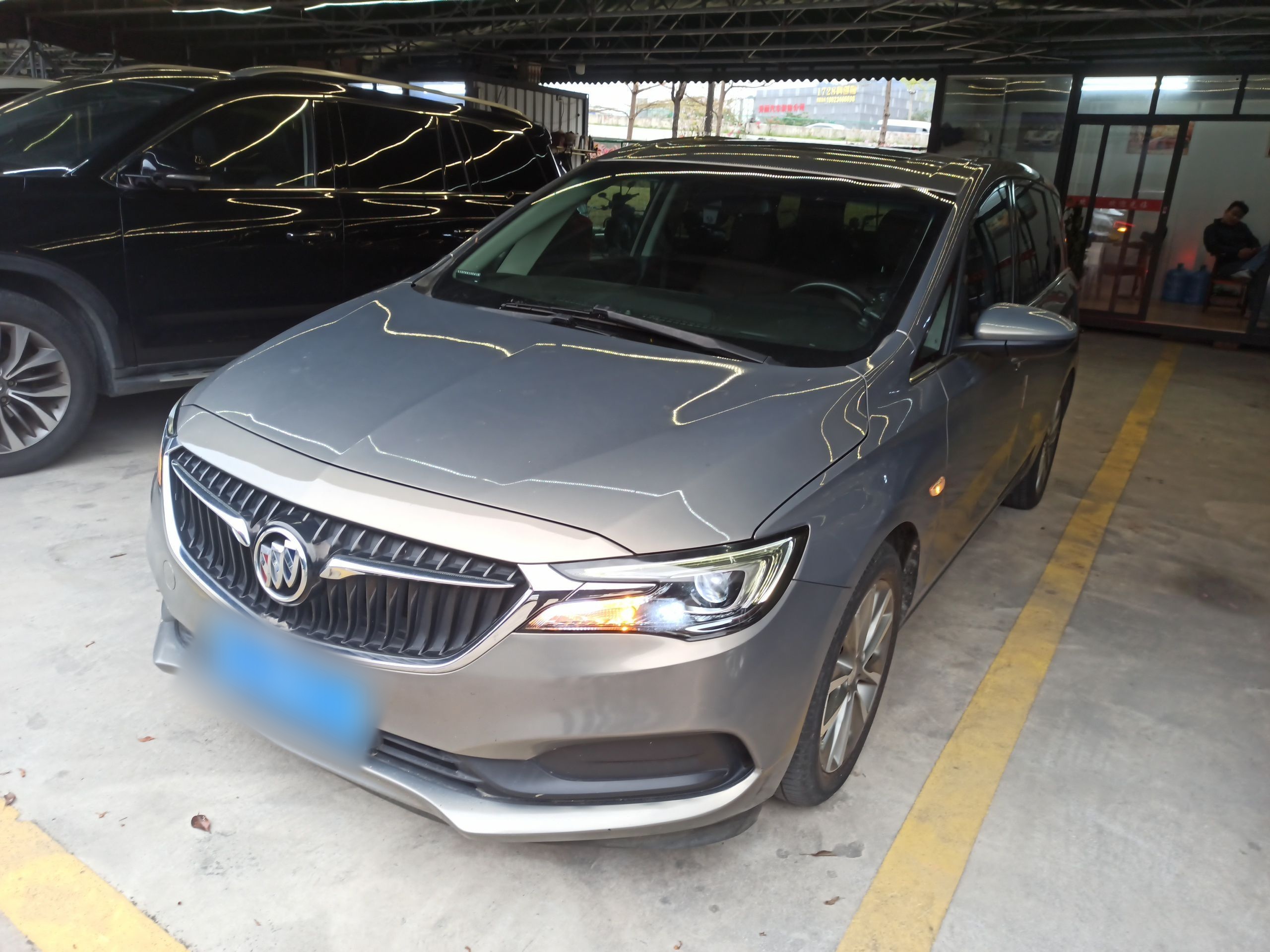 Под передней частью автомобиля