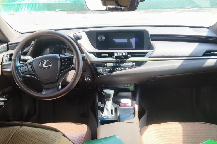 Used Lexus ES 2020 200 Excellence Edition Center Console
