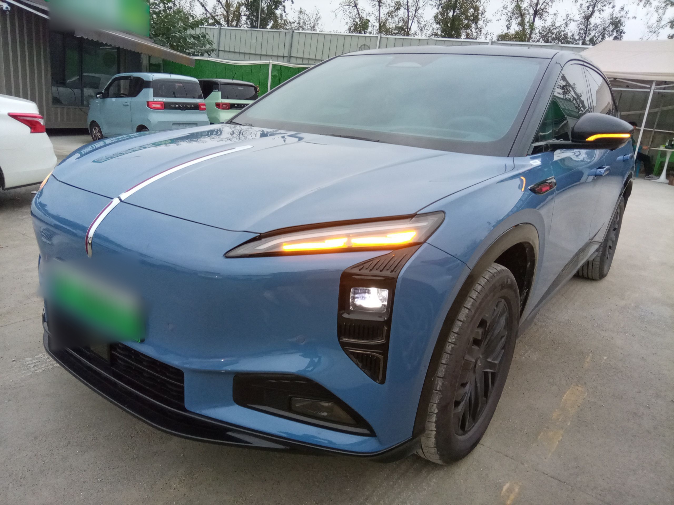 Под передней частью автомобиля