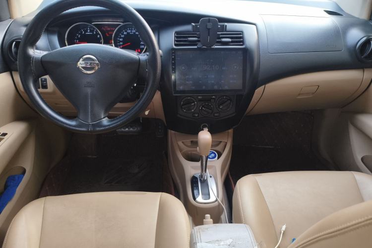 Used Nissan Livina 2015 1.6XE CVT Comfort Edition Center Console