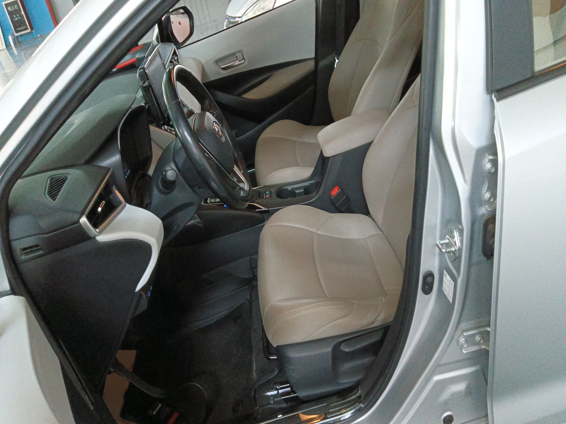 المقاعد الأمامية داخل السيارة