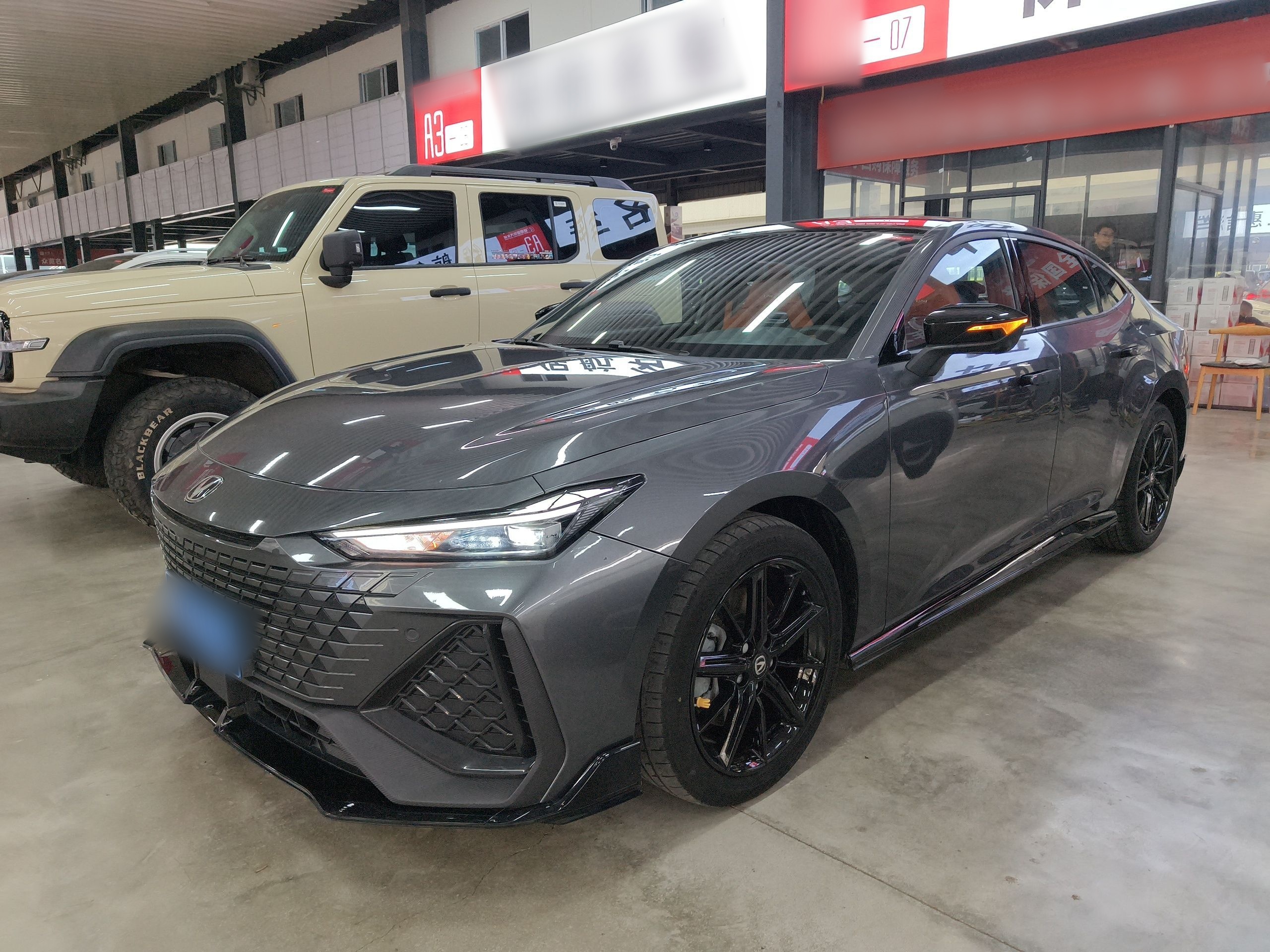 تحت مقدمة السيارة