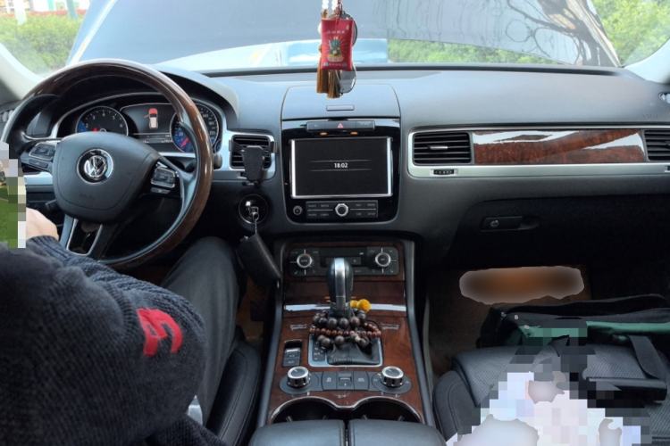 Used Volkswagen Touareg 2011 3.0 TSI Comfort Version Center Console