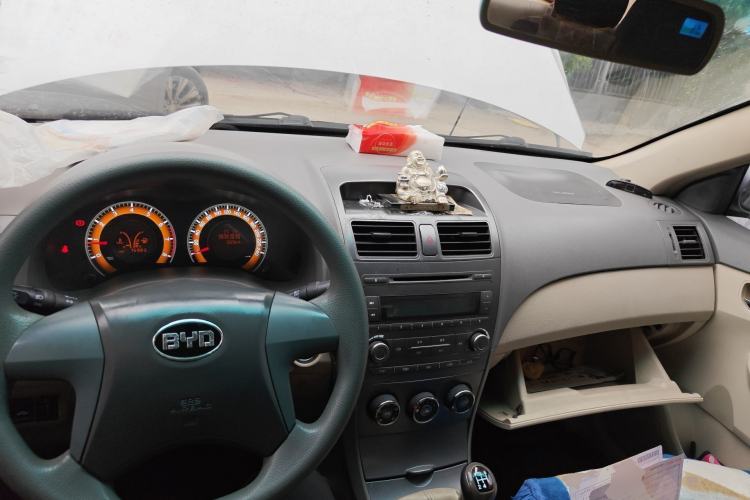 Used BYD L3 2012 1.5L Manual Comfort Edition Center Console
