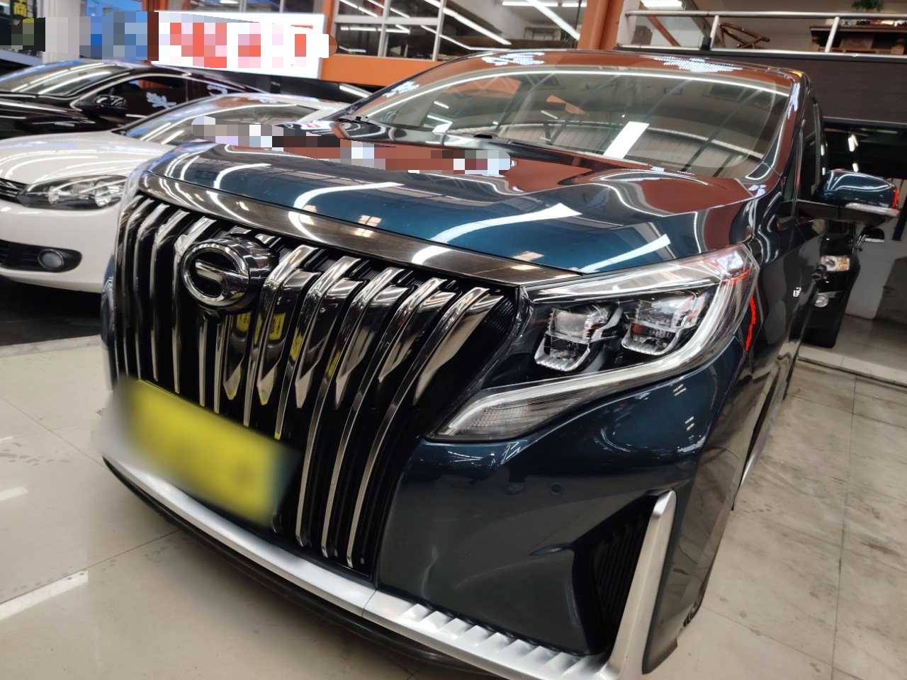 تحت مقدمة السيارة