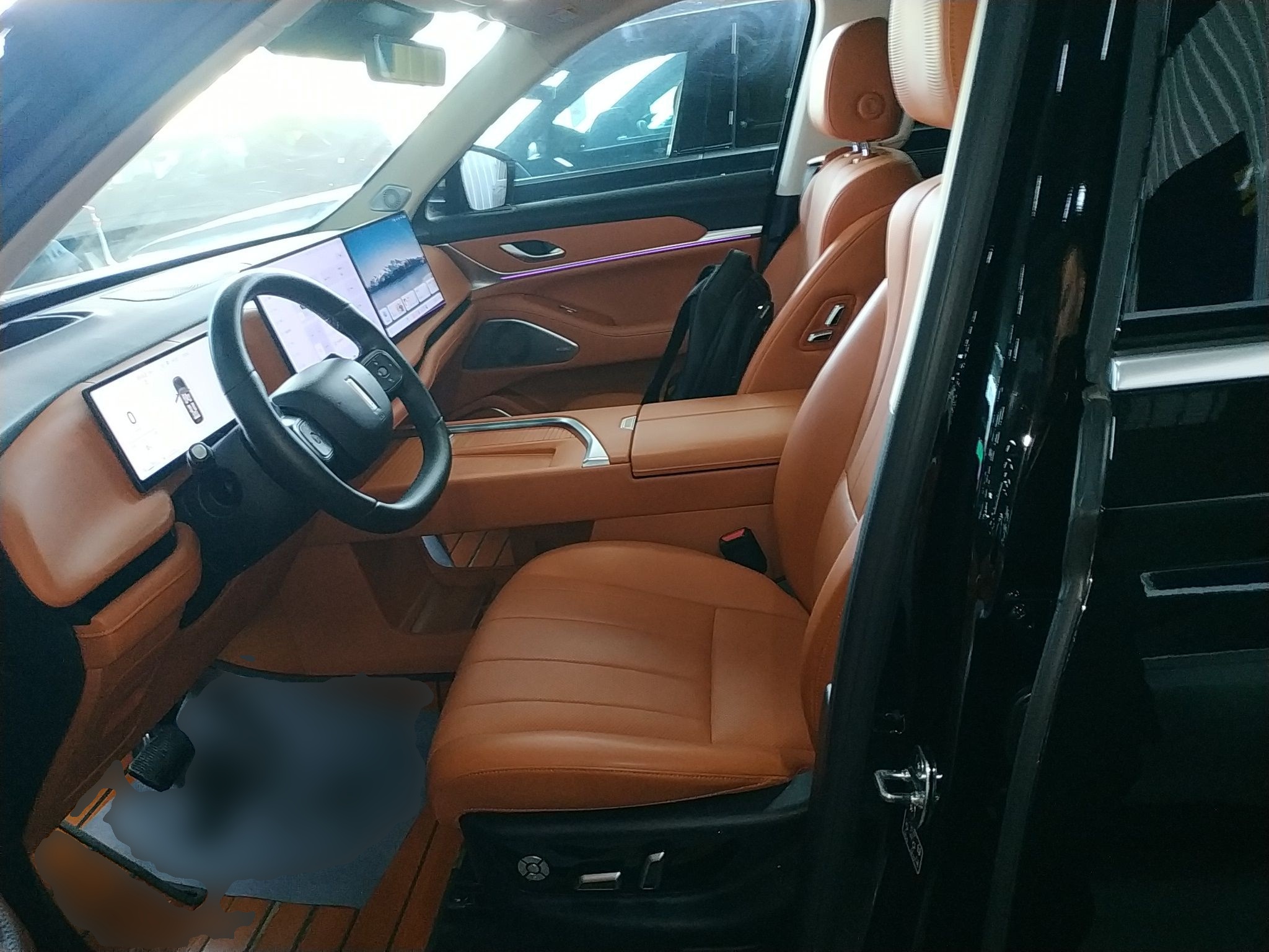 المقاعد الأمامية داخل السيارة