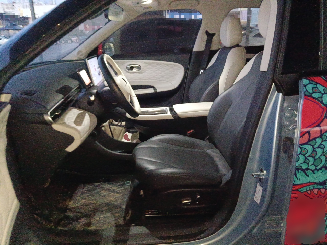 المقاعد الأمامية داخل السيارة