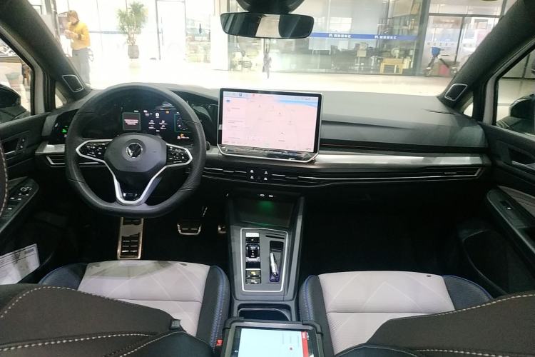 Used Volkswagen Golf 2025 300TSI R-Line Center Console