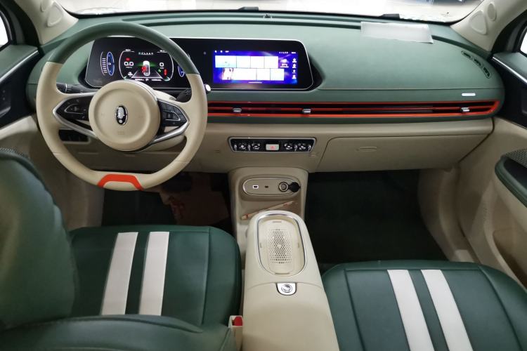 Used ORA Good Cat 2023 401 km Standard Range Luxury Version Lithium Iron Phosphate Center Console