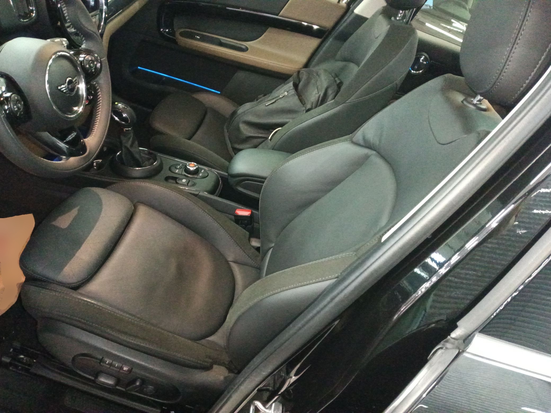 المقاعد الأمامية داخل السيارة