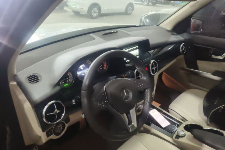 Used Mercedes-Benz GLK-Class 2013 Facelift GLK 300 4MATIC Luxury Edition Center Console