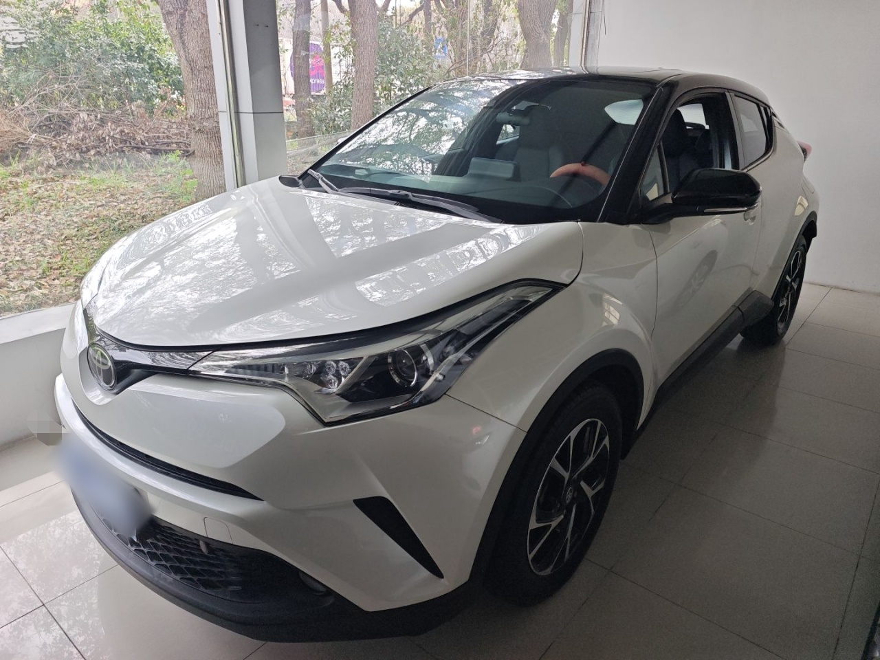 تحت مقدمة السيارة