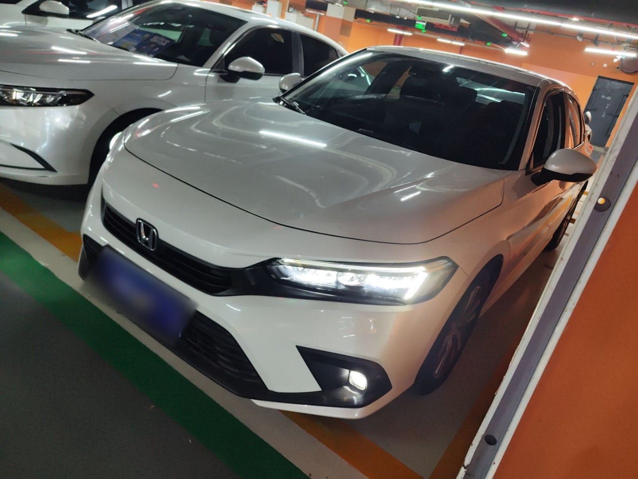 تحت مقدمة السيارة