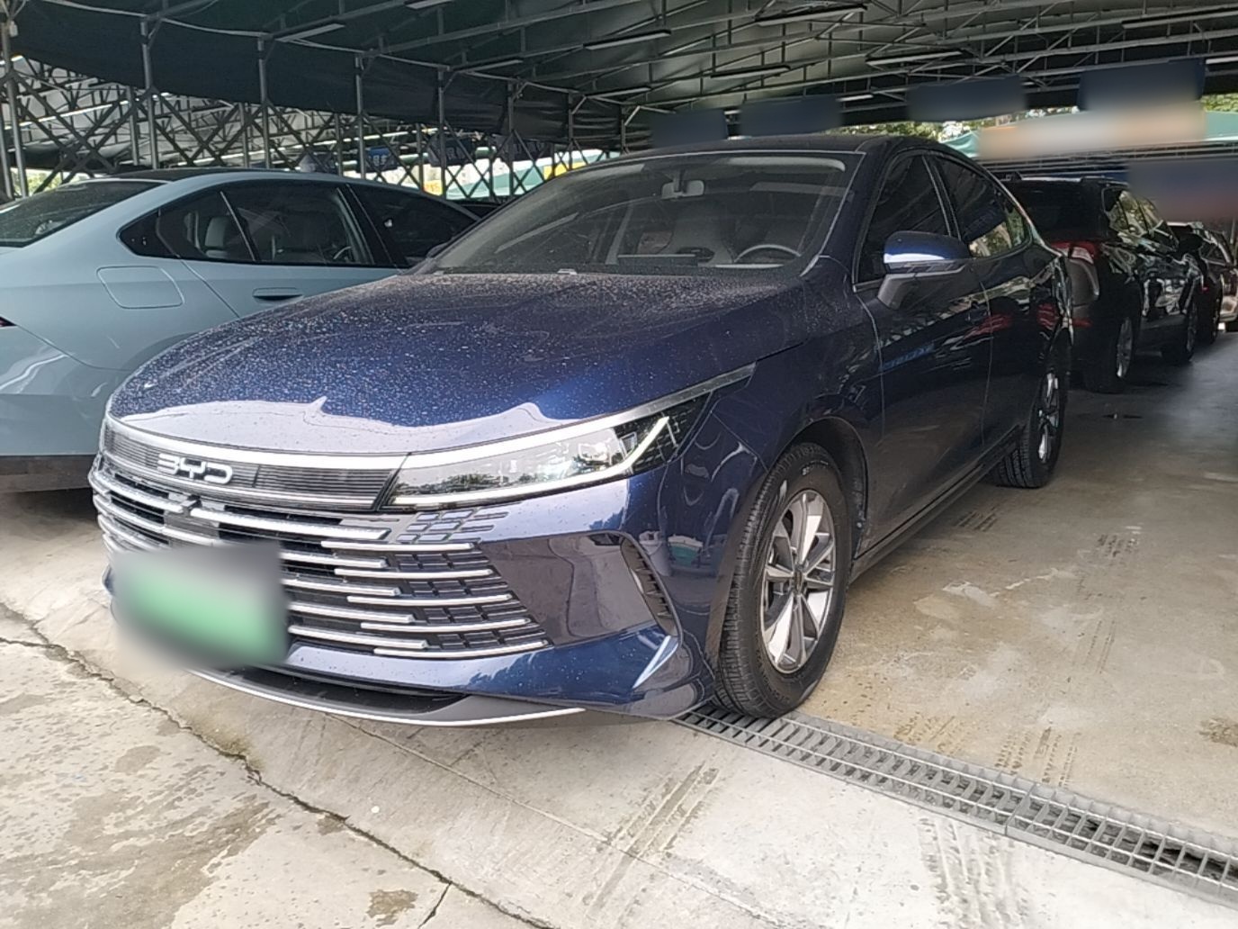 Под передней частью автомобиля